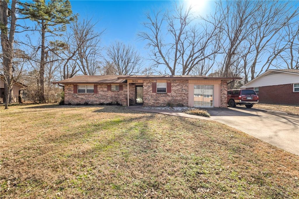 901 Bel Air Drive, Fayetteville, AR 72703