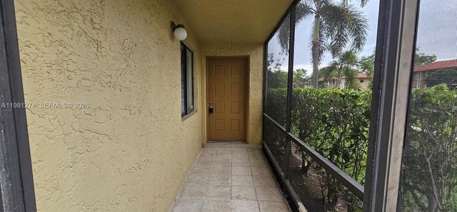 305 Lakeview Dr 101, Weston, FL 33326