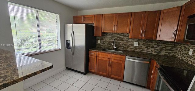 305 Lakeview Dr 101, Weston, FL 33326