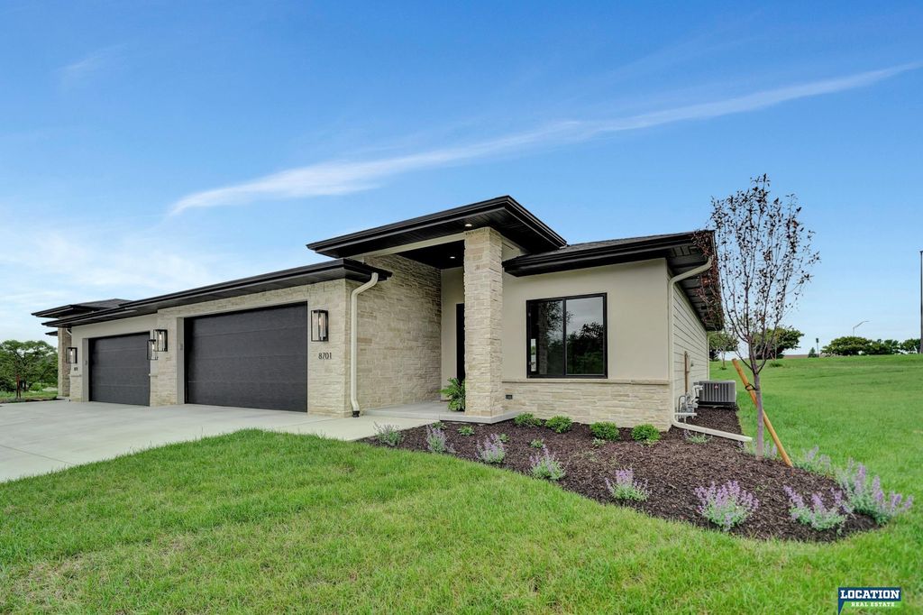 8701 Labrador Court, Lincoln, NE 68520