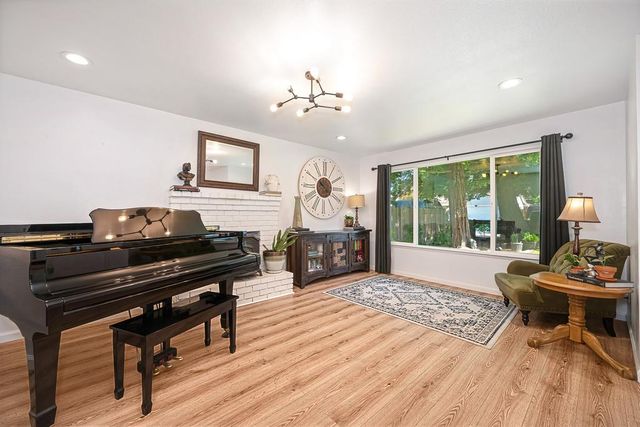 5112 Kovanda Ave, Carmichael, CA 95608