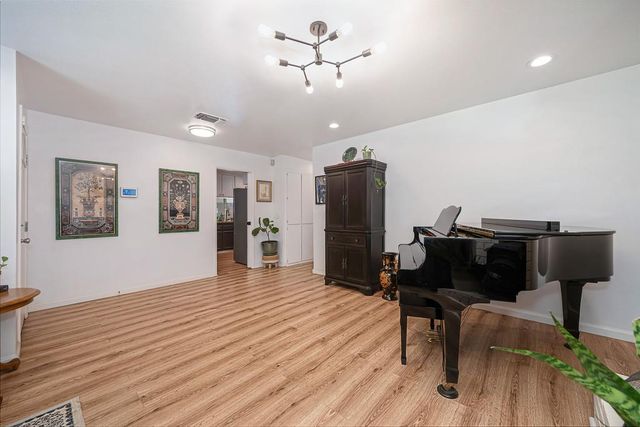 5112 Kovanda Ave, Carmichael, CA 95608