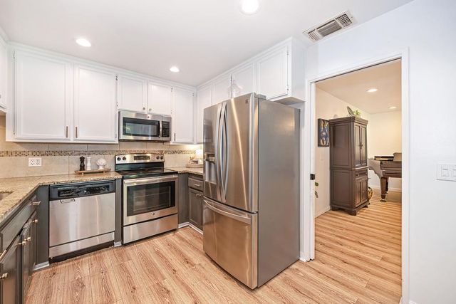 5112 Kovanda Ave, Carmichael, CA 95608