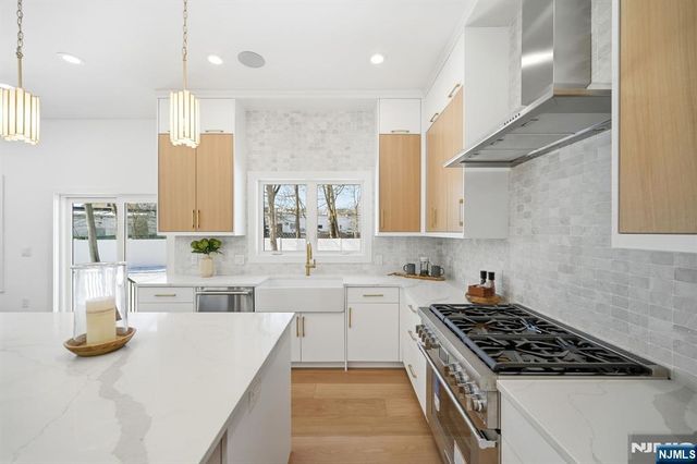 7 Royal Avenue, Livingston, NJ 07039