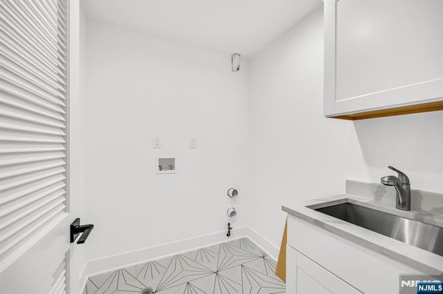 7 Royal Avenue, Livingston, NJ 07039