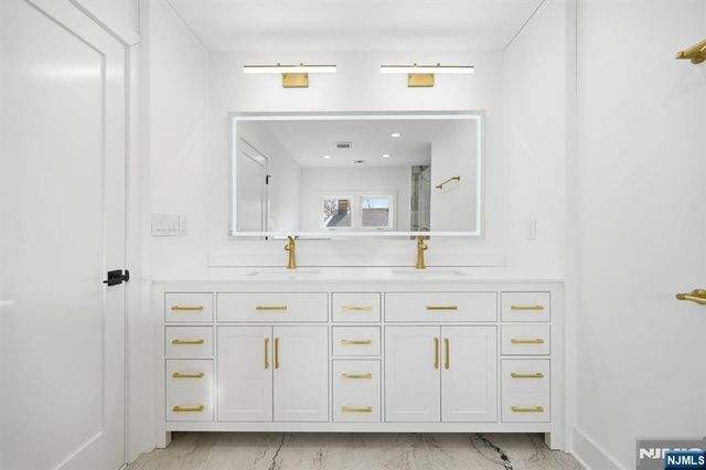 7 Royal Avenue, Livingston, NJ 07039