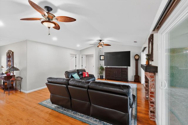 21286 E Meza Ln, Linden, CA 95236