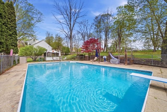 39 E Main St, Merrimac, MA 01860