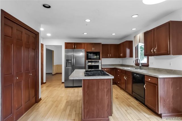 4190 Thornwood Lane, Clarence, NY 14221