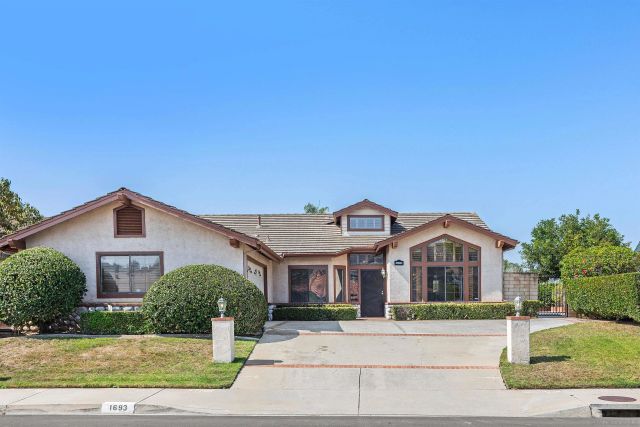 1693 W Country Club, Escondido, CA 92026