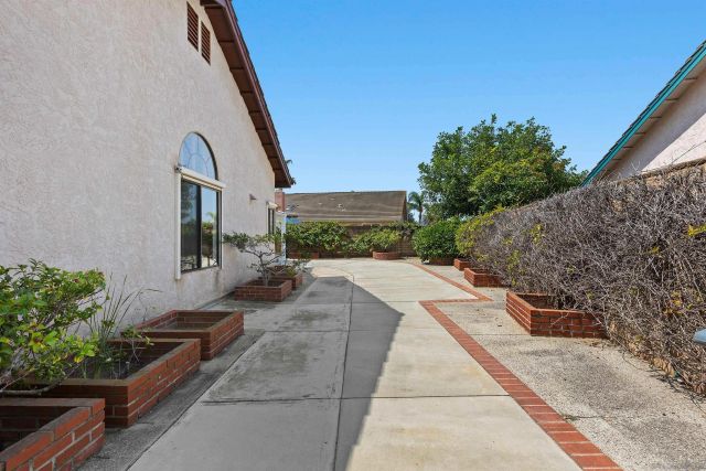 1693 W Country Club, Escondido, CA 92026