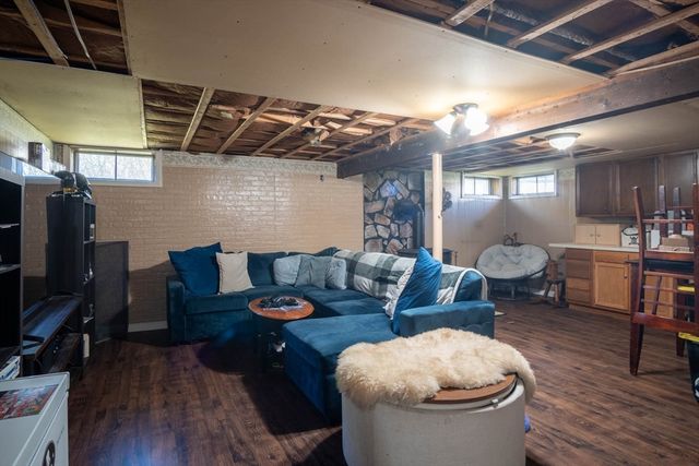 14 Vine St, Oxford, MA 01540