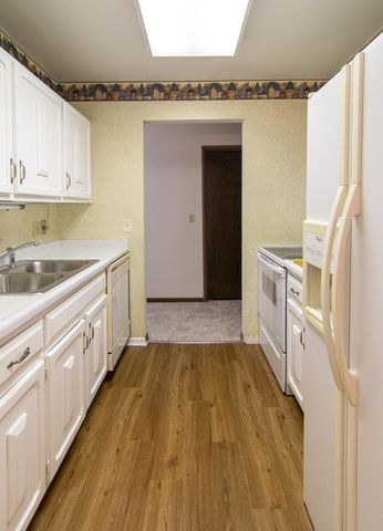 2690 Oxford Street N 247, Roseville, MN 55113