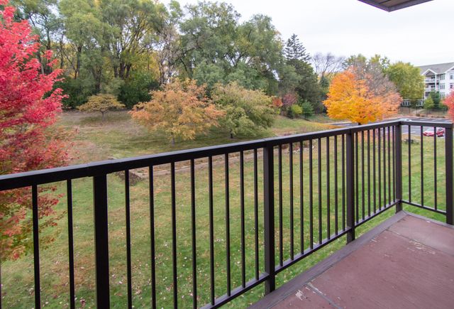 2690 Oxford Street N 247, Roseville, MN 55113