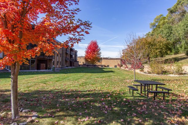 2690 Oxford Street N 247, Roseville, MN 55113