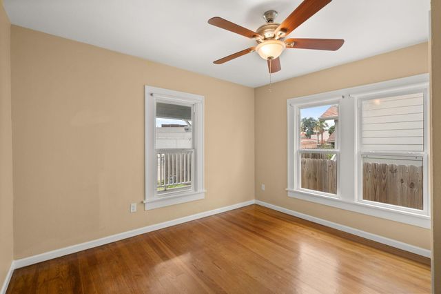 502 Dell Court, Houston, TX 77009