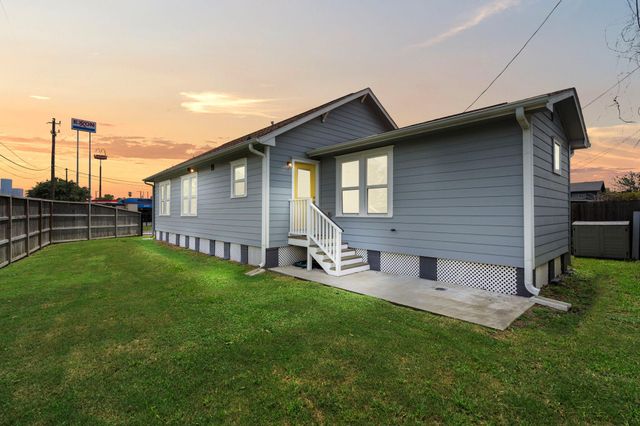 502 Dell Court, Houston, TX 77009