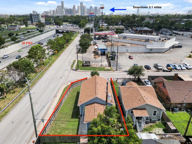 502 Dell Court, Houston, TX 77009
