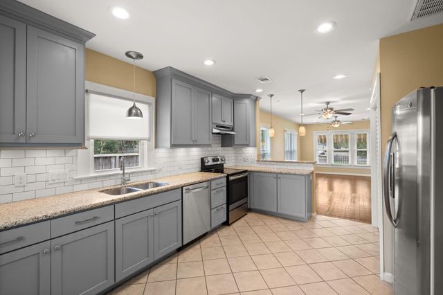 502 Dell Court, Houston, TX 77009