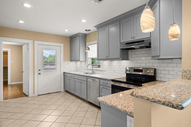 502 Dell Court, Houston, TX 77009