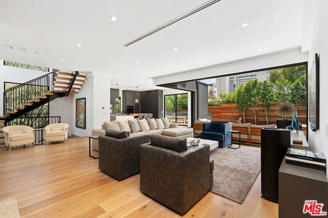 1919 Pinehurst Road, Los Angeles, CA 90068