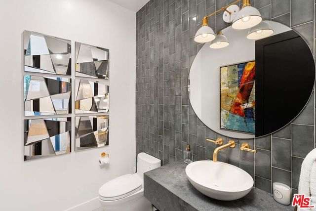 1919 Pinehurst Road, Los Angeles, CA 90068