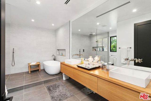 1919 Pinehurst Road, Los Angeles, CA 90068