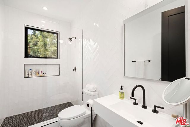 1919 Pinehurst Road, Los Angeles, CA 90068