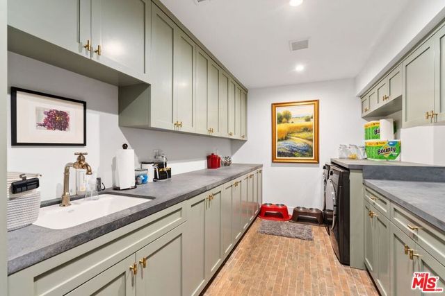 1919 Pinehurst Road, Los Angeles, CA 90068