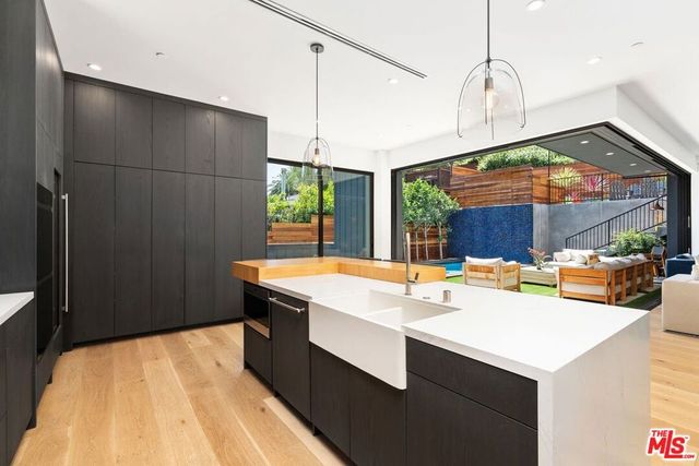 1919 Pinehurst Road, Los Angeles, CA 90068