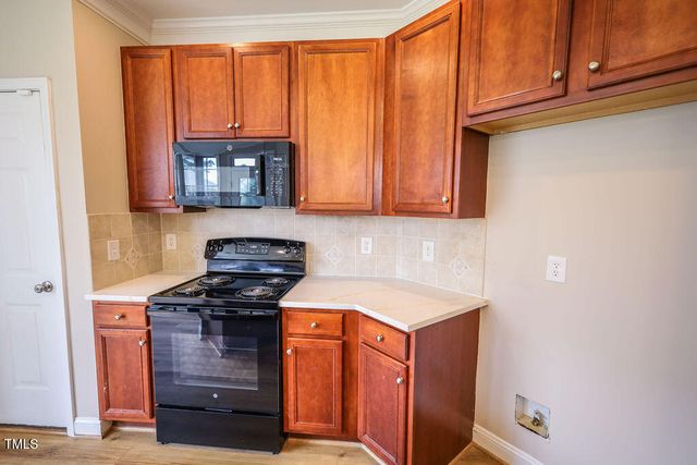 10 London Way, Spring Lake, NC 28390