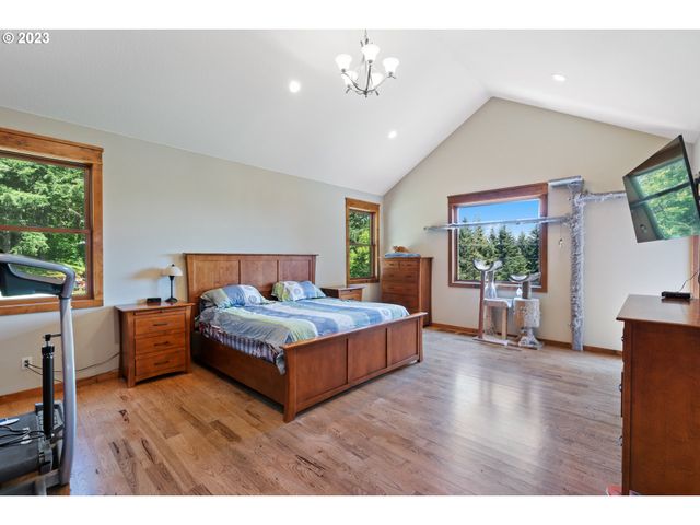 10534 Se VRADENBURG Rd, Happy Valley, OR 97086