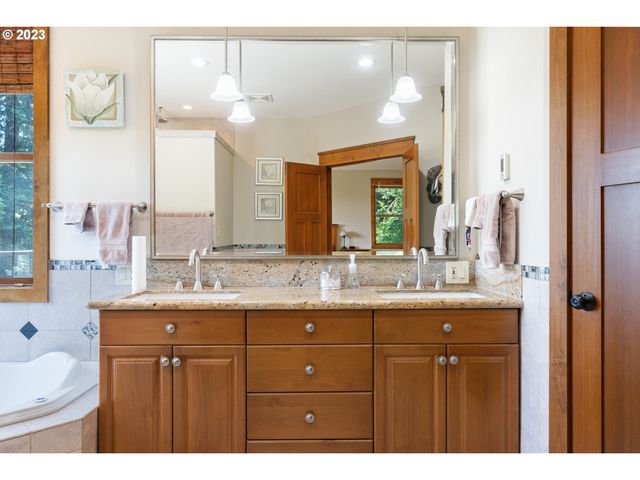 10534 Se VRADENBURG Rd, Happy Valley, OR 97086