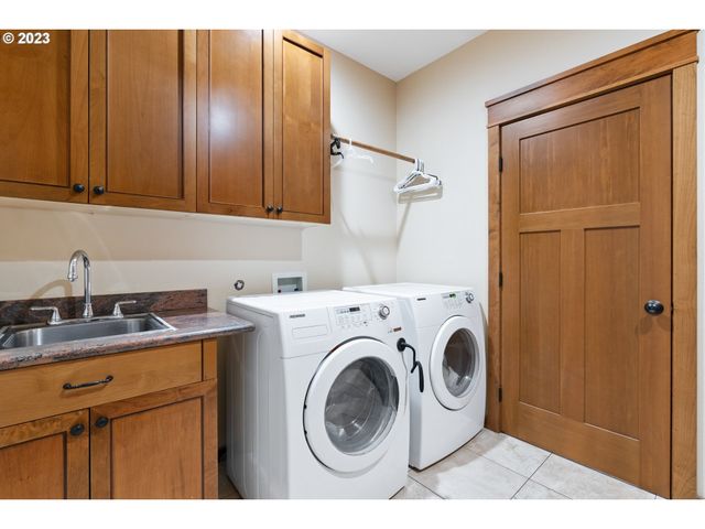 10534 Se VRADENBURG Rd, Happy Valley, OR 97086