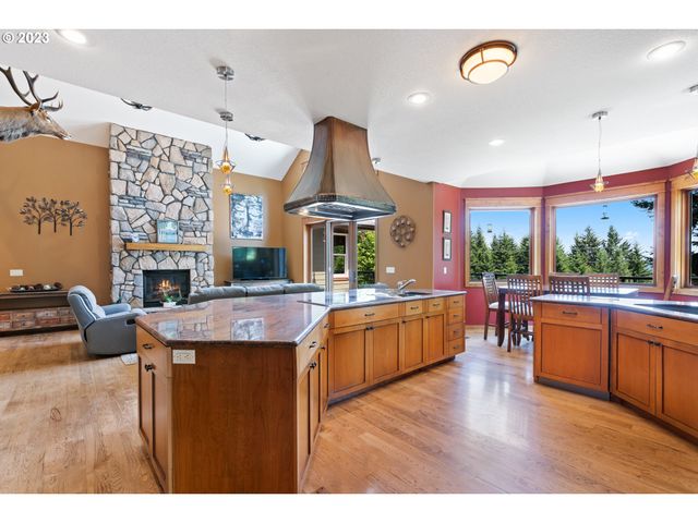 10534 Se VRADENBURG Rd, Happy Valley, OR 97086