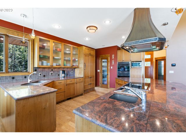 10534 Se VRADENBURG Rd, Happy Valley, OR 97086