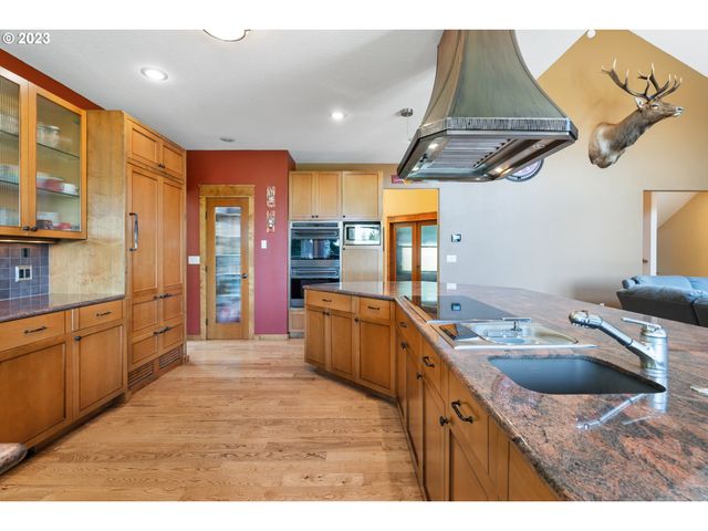 10534 Se VRADENBURG Rd, Happy Valley, OR 97086