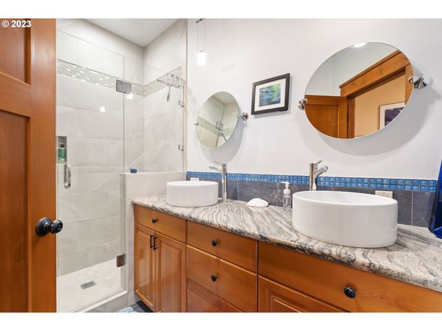 10534 Se VRADENBURG Rd, Happy Valley, OR 97086