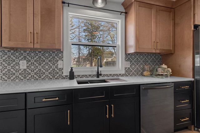 2734 N BEECHWOOD COURT, Appleton, WI 54911