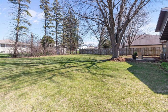 2734 N BEECHWOOD COURT, Appleton, WI 54911