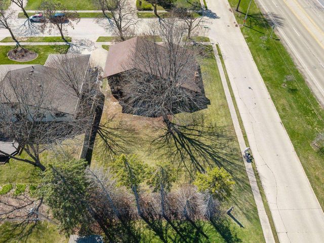 2734 N BEECHWOOD COURT, Appleton, WI 54911