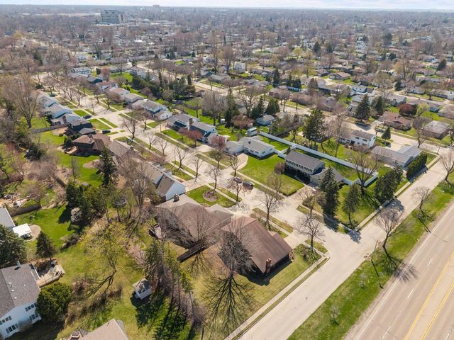 2734 N BEECHWOOD COURT, Appleton, WI 54911