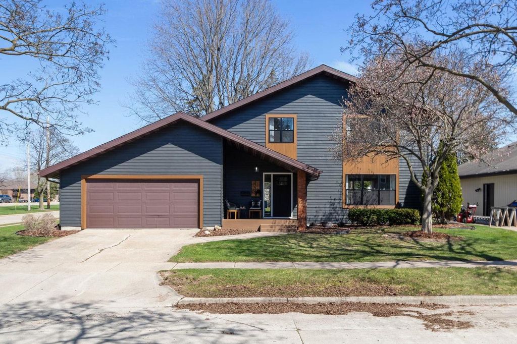 2734 N BEECHWOOD COURT, Appleton, WI 54911