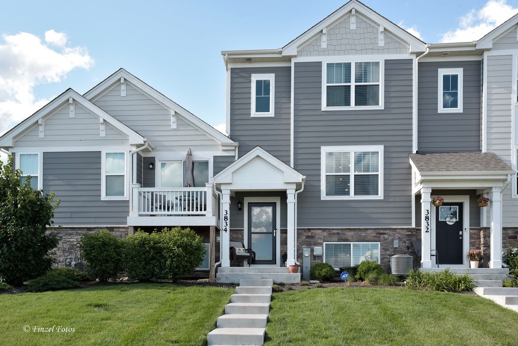 3834 Gansett Parkway, Elgin, IL 60124