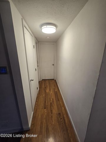 6913 Beard Ct, Louisville, KY 40228