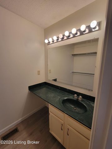 6913 Beard Ct, Louisville, KY 40228