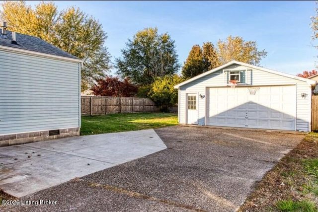 6913 Beard Ct, Louisville, KY 40228