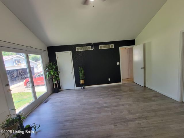 6913 Beard Ct, Louisville, KY 40228