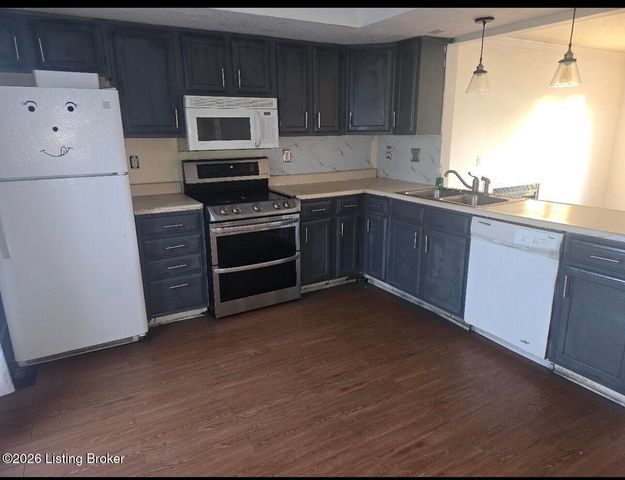 6913 Beard Ct, Louisville, KY 40228