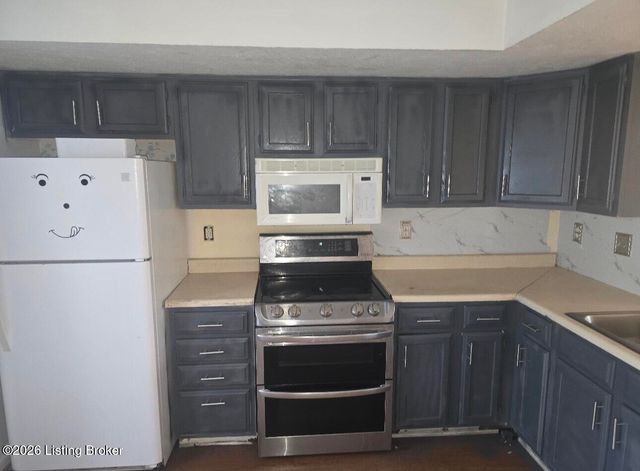 6913 Beard Ct, Louisville, KY 40228